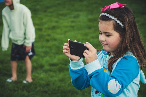 To gift that cellphone … or not? | Blog | things ot do With Kids